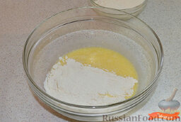 Кыстыбый: В миску вбить яйцо, взбить вилкой.   Добавить молоко, топленый маргарин, соль, сахар, перемешать.   Добавить постепенно муку и замесить тесто.   Вымешиваем тесто на столе, оно не должно прилипать к рукам.