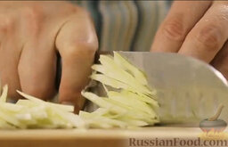 Тосканскии&#774; салат с фенхелем, апельсинами и орешками: Очистить и нарезать соломкой фенхель.