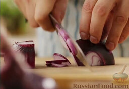 Тосканскии&#774; салат с фенхелем, апельсинами и орешками: Очистить и нарезать лук такой же т
