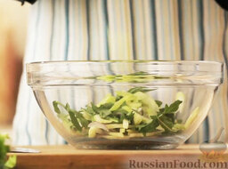 Тосканскии&#774; салат с фенхелем, апельсинами и орешками: Затем черешки тонко нарезать и добавить в салат.