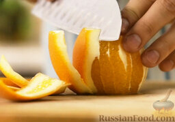 Тосканскии&#774; салат с фенхелем, апельсинами и орешками: С апельсина срезать кожуру. Вырезать дольки апельсина без перегородок.