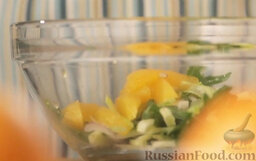 Тосканскии&#774; салат с фенхелем, апельсинами и орешками: Затем выжать в салат сок.