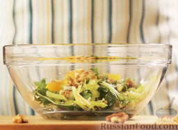 Тосканскии&#774; салат с фенхелем, апельсинами и орешками: Грецкие орехи мелко нарезать и добавить в салат.