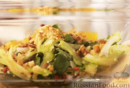 Тосканскии&#774; салат с фенхелем, апельсинами и орешками: Добавить целые горошины розового перца.