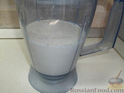 Бананово-молочное желе: В блендер налейте молоко, добавьте сахар и ванилин.