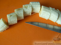Бананово-молочное желе: Банан очистите от кожуры и для удобства нарежьте кусочками.