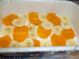 Молочное суфле: Банан и апельсин очистите от кожуры, порежьте и уложите на дно формы.