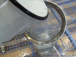 Кофейно-молочное желе: Через сито перелейте молочную массу в формочки. Сито не позволит попасть в десерт не растворившимся комочкам желатина.