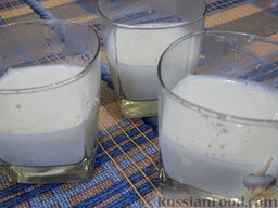 Кофейно-молочное желе: Отправьте десерт в холодильник для застывания.
