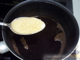 Кофейно-молочное желе: Снимите кастрюлю с огня и дайте кофе немного остыть. После чего добавьте 10 грамм желатина.