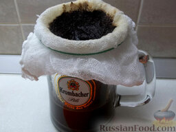 Кофейно-молочное желе: Перелейте кофе в стакан через 4 слоя марли, которую прижмите резинкой (для денег).