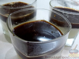 Кофейно-молочное желе: Разлейте кофе по формочкам и отправьте кофейно-молочное желе в холодильник застывать.