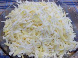 Слойки с сыром (из замороженного теста): Как приготовить слойки с сыром:    Все сыры натрите на крупную терку и перемешайте между собой.