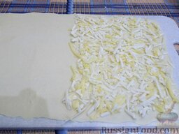 Слойки с сыром (из замороженного теста): Выложите сыр на одну половину теста.