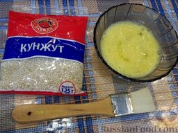 Слойки с сыром (из замороженного теста): Яйцо взбейте вилкой, возьмите кисточку и кунжутное семя.