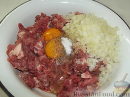 Котлеты из рубленого мяса: В миску положите мясо и лук, добавьте яйца, специи и все хорошо перемешайте.