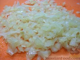 Котлеты из мясной стружки: Лук почистите, помойте и мелко порежьте.