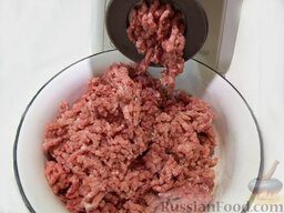 Котлеты с сырной начинкой: Установите мясорубку и перекрутите мясо, лук, картофель и чеснок.