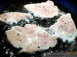 Куриные отбивные: В нагретую сковороду с растительным маслом выложите филе. Приправьте солью и перцем.