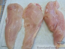 Мясо по-французски (из курицы): Куриное филе вымойте и разрежьте его продольно на 3 части.