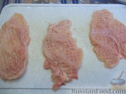 Мясо по-французски (из курицы): Отбейте куски филе кухонным молоточком. Можете для этого процесса прикрыть мясо пищевой пленкой, чтобы оно при отбивании не разбрызгивалось по кухне.