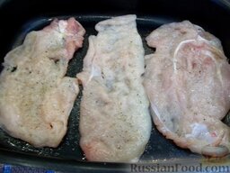 Мясо по-французски (из курицы): Включите и разогрейте духовку.   Куриное филе выложите на противень (смазанный маслом), посолите и поперчите.