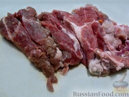 "Люля-кебаб" в духовке: Мясо вымойте, очистите от пленки и нарежьте кусочками.