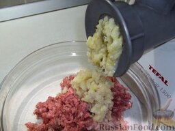 "Люля-кебаб" в духовке: Лук очистите, помойте, порежьте и перекрутите на мясорубке.