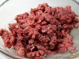"Люля-кебаб" в духовке: Перекрученное мясо и лук выложите в тарелку.