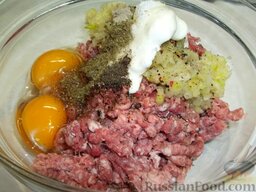 "Люля-кебаб" в духовке: Добавьте яйца, майонез, соль, перец и кинзу (молотый кориандр). Добавьте в фарш чеснок, выдавленный через чесночницу.