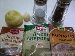 Маринованные свиные ушки по-корейски: Через час варки добавьте в кастрюлю лук, чеснок, душистый перец горошком, лавровый лист, кориандр, смесь свежемолотых перцев, соль и дайте ушам провариться еще один час.