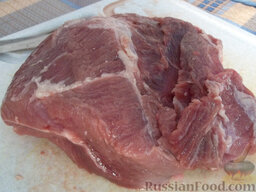 Бефстроганов: Мясо помойте, очистите от пленки и жира.