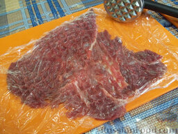 Бефстроганов: Положите один кусочек мяса на дощечку, прикройте пищевой пленкой и слегка отбейте молоточком. Это придаст мясу нежности.
