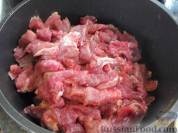 Бефстроганов: В сковороду налейте растительное масло и нагрейте.  Когда масло нагреется, положите в него мясо и жарьте 5 минут на большом огне. Дольше не жарьте, иначе мясо потеряет сочность.