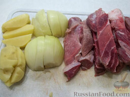 Картофельно-мясные котлеты: Мясо, лук и картофель вымойте и нарежьте кусочками, чтобы помещались в горлышко вашей мясорубки.