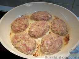 Картофельно-мясные котлеты: Сформируйте котлетки и выложите жариться на разогретую сковороду с растительным маслом.