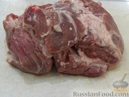 Жаркое в горшочках: Мясо вымойте и очистите от ненужной пленки.