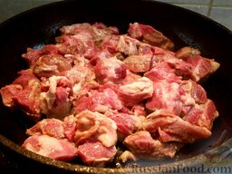 Жаркое в горшочках: Положите мясо жариться в горячую сковороду с растительным маслом.