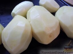 Жаркое в горшочках: Картофель почистите и помойте.