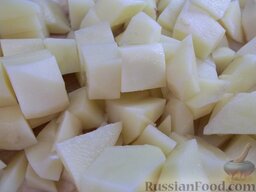 Жаркое в горшочках: Порежьте картофель кубиками, примерно по 2 см.