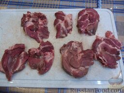 Мясо по-французски (из свинины): Мясо вымойте и нарежьте кусочками толщиной 2 см.