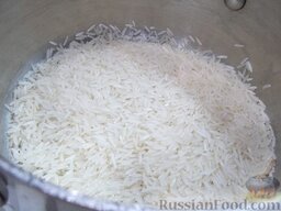 Свиные тефтели в томате: Рис вымойте и залейте в кастрюле водой.