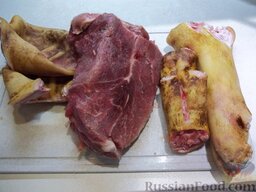 Холодец порционный: Свиные уши и копыта хорошо почистите и удалите черный подпал. Мясо вымойте.