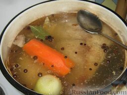 Холодец порционный: Положите в кастрюлю вариться мясные ингредиенты и очищенные овощи: морковь, лук и чеснок.
