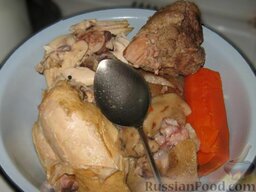 Холодец порционный: Шумовкой выложите мясо в глубокую миску и переберите его от костей.
