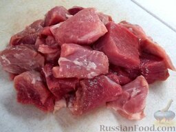 Чебуреки с мясом: Мясо вымойте и нарежьте на кусочки.