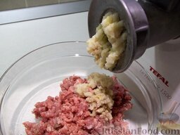 Чебуреки с мясом: Мясо, лук и чеснок перекрутите на мясорубке.