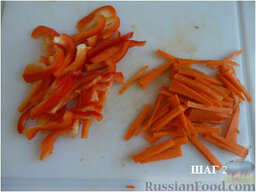 Касуэла: ШАГ 2  В прозрачный бульон добавить нарезанные соломкой морковку и красный сладкий перец.