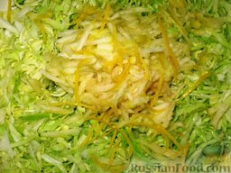 Салат из капусты с яблоком и авокадо: Мелко нашинковать капусту. Яблоко натереть на крупной терке и сразу полить соком лимона. Добавить лимонную цедру.