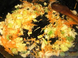 Июньский борщ: Разогреть в сковороде жир и обжарить на нем лук, морковь и корень петрушки.